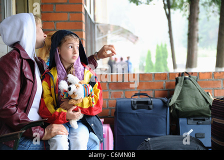 Mutter und Tochter warten am Busbahnhof, Region Lviv, Ukraine Stockfoto