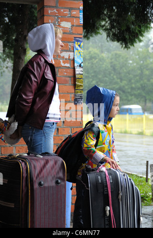 Mutter und Tochter warten am Busbahnhof, Region Lviv, Ukraine Stockfoto