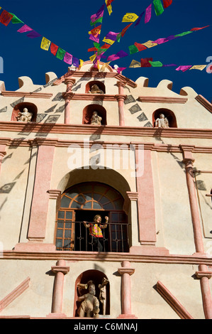 First Lady von Mexiko Margarita Zavala winken vom Balkon einer Kirche in einer Kleinstadt in der Nähe von Oaxaca, Mexiko Stockfoto