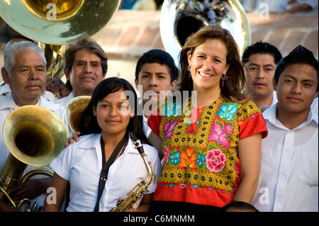 First Lady Margarita Calderón posieren für ein Foto mit Bandmitgliedern in einer Kleinstadt in der Nähe von Oaxaca, Mexiko Stockfoto