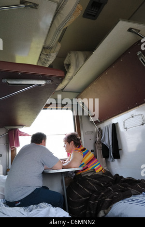 Liegewagen mit dem Nachtzug von Kiew, Charkow, Ukraine Stockfoto