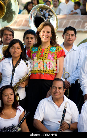 First Lady Margarita Calderón posieren für ein Foto mit Bandmitgliedern in einer Kleinstadt in der Nähe von Oaxaca, Mexiko Stockfoto