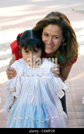 First Lady Margarita Calderón posieren für ein Foto mit einem jungen Mädchen in einer Kleinstadt in der Nähe von Oaxaca, Mexiko Stockfoto