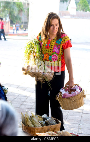 First Lady Margarita Calderón shopping für Gemüse auf einem Platz vor einer Kirche in der Nähe von Oaxaca, Mexiko Stockfoto