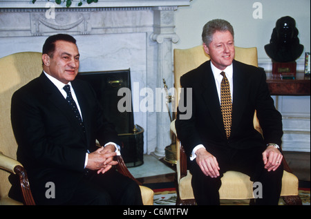 Präsident Clinton trifft sich mit ägyptischen Präsidenten Hosni Mubarak im Oval Office des weißen Hauses Stockfoto