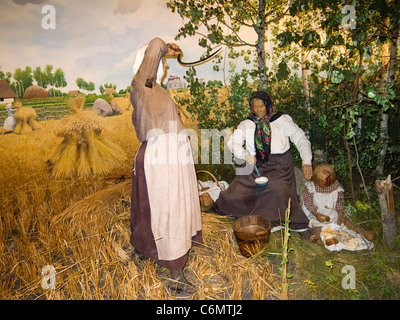 Diorama in Manitoba Museum der frühen Pionier Bauern Ernten in der kanadischen Prärie. Hier erntet eine ukrainische Familie Roggen. Stockfoto