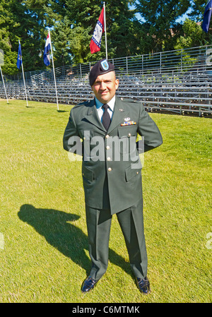 Neu im Auftrag Leutnant nach Inbetriebnahme Zeremonie für Armee ROTC jüngstere Söhne bei Joint Base Lewis-McChord, im US-Bundesstaat Washington Stockfoto