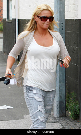 Kerry Katona verlassen einen Salon tragen Sonnenbrillen und zerrissene Jeans Warrington, England - 02.08.10 Stockfoto