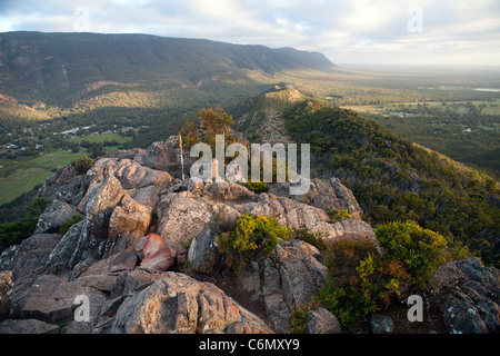 Blick vom Boronia Peak über Halls Gap und schwierigen Bereich Mt Stockfoto