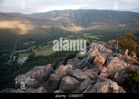 Blick vom Boronia Peak über Halls Gap und schwierigen Bereich Mt Stockfoto