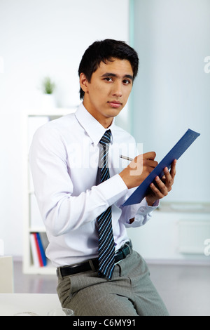 Porträt eines Geschäftsmannes schreiben Plan der Arbeit im Büro Stockfoto