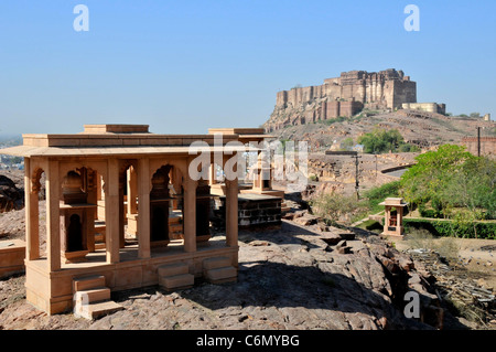 Ehrenmale und Mehrangarh Fort Jodhpur Rajasthan Indien Stockfoto