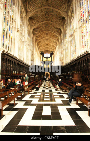 Ein Blick auf die schwarzen und weißen gefliesten Boden, Bänke und Fan gewölbten Decke am Kings College, Cambridge University Stockfoto