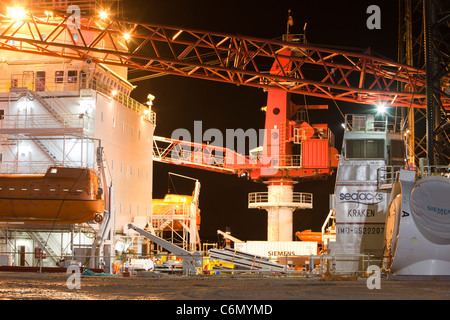 Windkraftanlagen auf dem Kai am Mostyn, bestimmt für den Offshore-Windpark Walney. Stockfoto