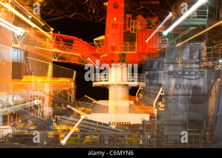 Windkraftanlagen auf dem Kai am Mostyn, bestimmt für den Offshore-Windpark Walney. Stockfoto