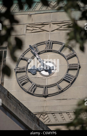 Art-Deco-Uhr-Zifferblatt auf Uhrturm eines ehemaligen Stromkessons der frühen 1930er Jahre in twickenham, middlesex, england Stockfoto