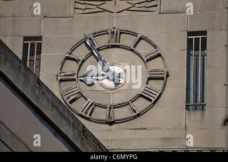 Art-Deco-Uhr-Zifferblatt auf Uhrturm eines ehemaligen Stromkessons der frühen 1930er Jahre in twickenham, middlesex, england Stockfoto