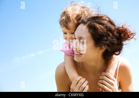 Schöne Mutter mit netten jungen Mädchen haben gute Sommer Stockfoto