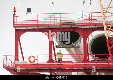 Laden Windturbinen klingen am Kai in Mostyn, bestimmt für den Offshore-Windpark Walney. Stockfoto