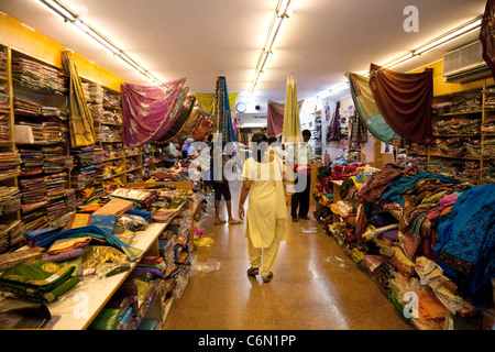 Eine indische Frau einkaufen für Saris in einen Sari, New Delhi, Indien, Asien Shop Stockfoto