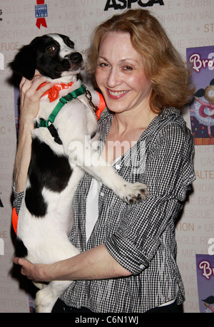 Jan Maxwell Broadway Barks: Der 12. jährliche Hund und Katze Adopt-a-Thon in Shubert Alley statt. New York City, USA - 10.07.10 Stockfoto