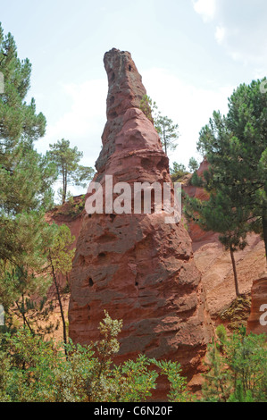 Touristische Route in ehemaligen Ocker Steinbruch im Roussillon, Departement Vaucluse, Provence Region in Frankreich Stockfoto