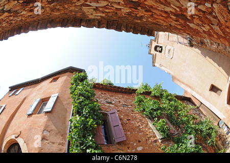 Steinhäuser in Roussillon, Departement Vaucluse, Provence Region in Frankreich Stockfoto