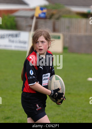 Junge Mädchen spielen Rugby, Mini Festival des Rugby-Bude Vs Blackheath, Cornwall, UK Stockfoto