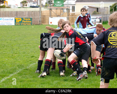 Junge Mädchen spielen Rugby, Mini Festival des Rugby-Bude Vs Blackheath, Cornwall, UK Stockfoto