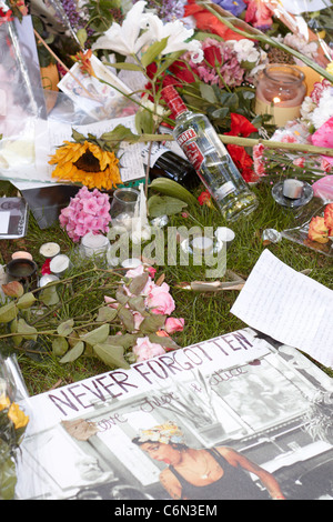 Fans des späten Signer Amy Winehouse sammeln und Ehrungen vor ihrem Camden-Haus nach ihrem ungeklärten Tod verlassen. Stockfoto