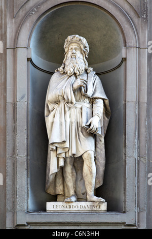 Statue von Leonardo da Vinci im Hof der Uffizien, Florenz, Italien Stockfoto