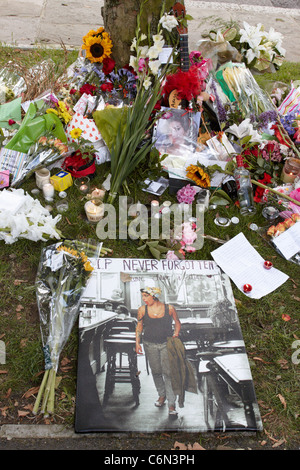 Fans des späten Signer Amy Winehouse sammeln und Ehrungen vor ihrem Camden-Haus nach ihrem ungeklärten Tod verlassen. Stockfoto