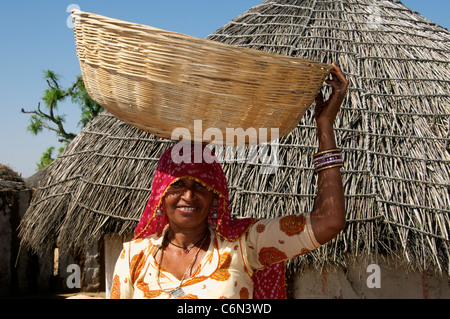 Bishnoi Frau mit Korb auf Kopf Rajasthan Indien Stockfoto