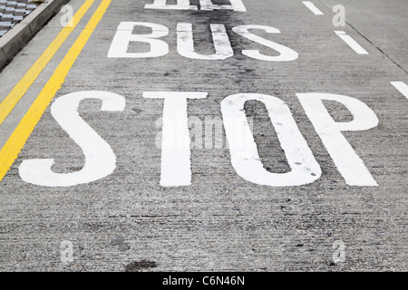 Bus Stop-Schild auf der Straße-Nahaufnahme Stockfoto