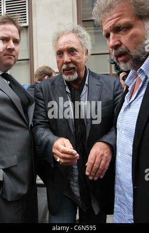 Tom Jones und sein Sohn Mark Woodward außerhalb der BBC Radio One Studios London, England - 27.07.10 Stockfoto