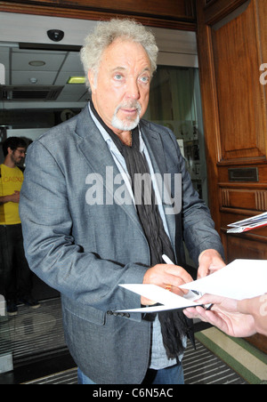 Tom Jones außerhalb der BBC Radio One Studios London, England - 27.07.10 Stockfoto