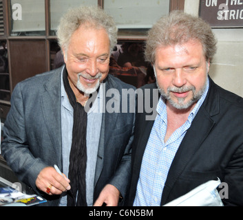 Tom Jones und sein Sohn Mark Woodward außerhalb der BBC Radio One Studios London, England - 27.07.10 Stockfoto