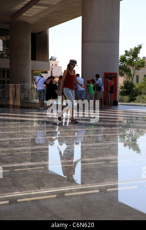 Akropolismuseum Athen Griechenland - Touristen in reflektiert und Blick durch den Glasboden bei den Ruinen unterhalb des Eingangs Stockfoto