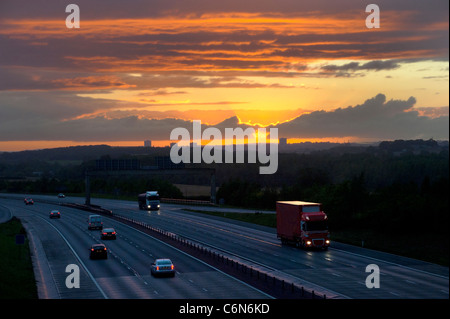 Verkehr auf der Autobahn A1/M bei Sonnenaufgang Leeds uk Reisen Stockfoto