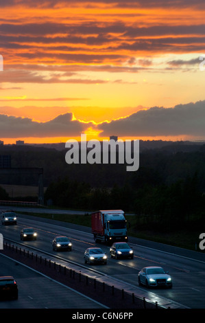 Verkehr auf der Autobahn A1/M bei Sonnenaufgang Leeds uk Reisen Stockfoto