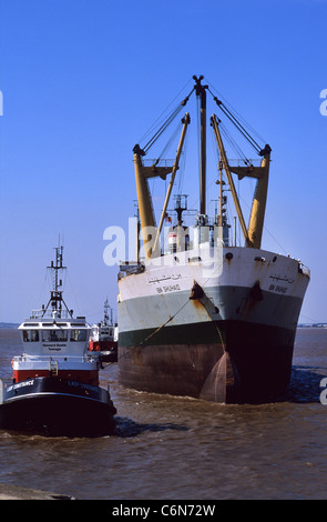 Schleppboote Abschleppen Frachter in den Hafen von Hull aus der Humber Mündung Rumpf Yorkshire uk Stockfoto