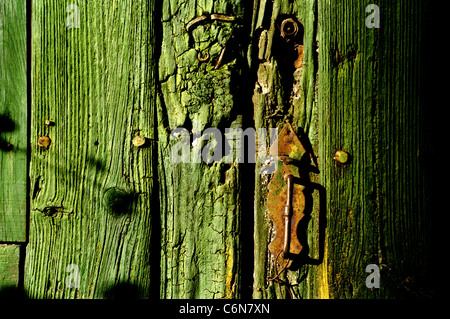 Monsanto Portugal Großaufnahme der Textur eines alten grünen Tür und rostigen Sperre Stockfoto