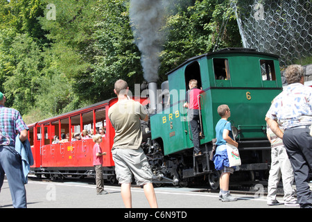 Mit Menschen, die gerade von der Plattform Steam Lokomotive Nummer 6 Blätter Brienz Bahnhof mit einem Zug auf der Brienz Rothorn Bahn. Stockfoto