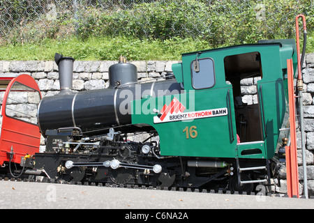 Lok Nr. 16 steht auf einer Plattform in der Brienz Rothorn Bahn-Station in Brienz, Schweiz. Stockfoto