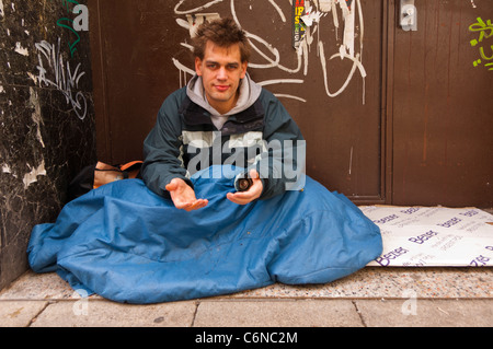 Ein Obdachloser Mann betteln in Norwich, Norfolk, England, Großbritannien, Uk Stockfoto