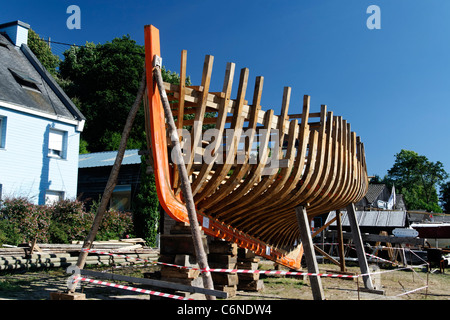 Bau einer Replik von einem traditionellen Fischerboot aus Holz (Port Rhu, Douarnenez, Bretagne, Frankreich). Stockfoto