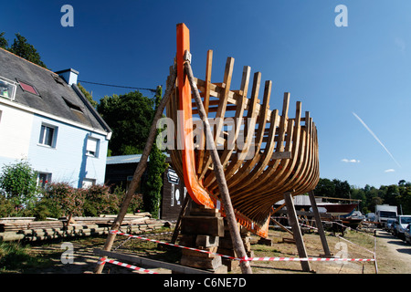 Bau einer Replik von einem traditionellen Fischerboot aus Holz (Port Rhu, Douarnenez, Bretagne, Frankreich). Stockfoto