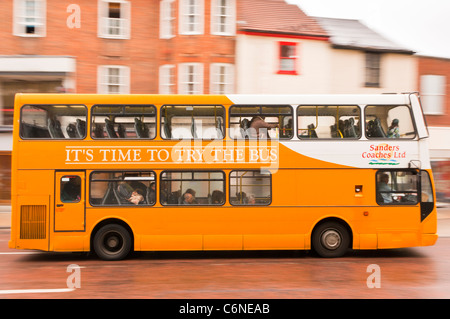 Ein Doppeldecker-Bus fährt durch die Stadt und zeigt bewusste Bewegung verwischen in Norwich, Norfolk, England, Großbritannien, Uk Stockfoto