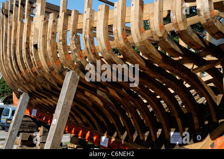 Bau einer Replik von einem traditionellen Fischerboot aus Holz (Port Rhu, Douarnenez, Bretagne, Frankreich). Stockfoto