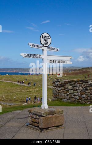 Berühmte Wegweiser bei Lands End Cornwall zeigt Entfernungen zu den verschiedenen Sehenswürdigkeiten Stockfoto